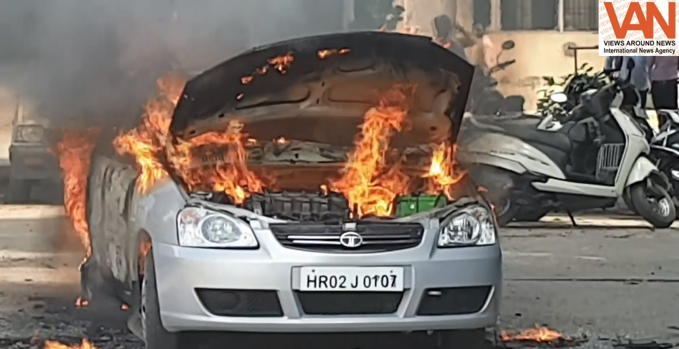 कोर्ट परिसर में धूं-धूं कर जल गई खड़ी हुई कार