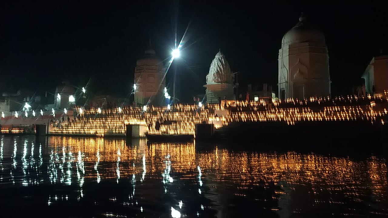 बटेश्वर में दीपोत्सव का हुआ आयोजन लाखों दीपकों से झिलमिलाई यमुना के घाट की शिव मंदिर श्रृंखला