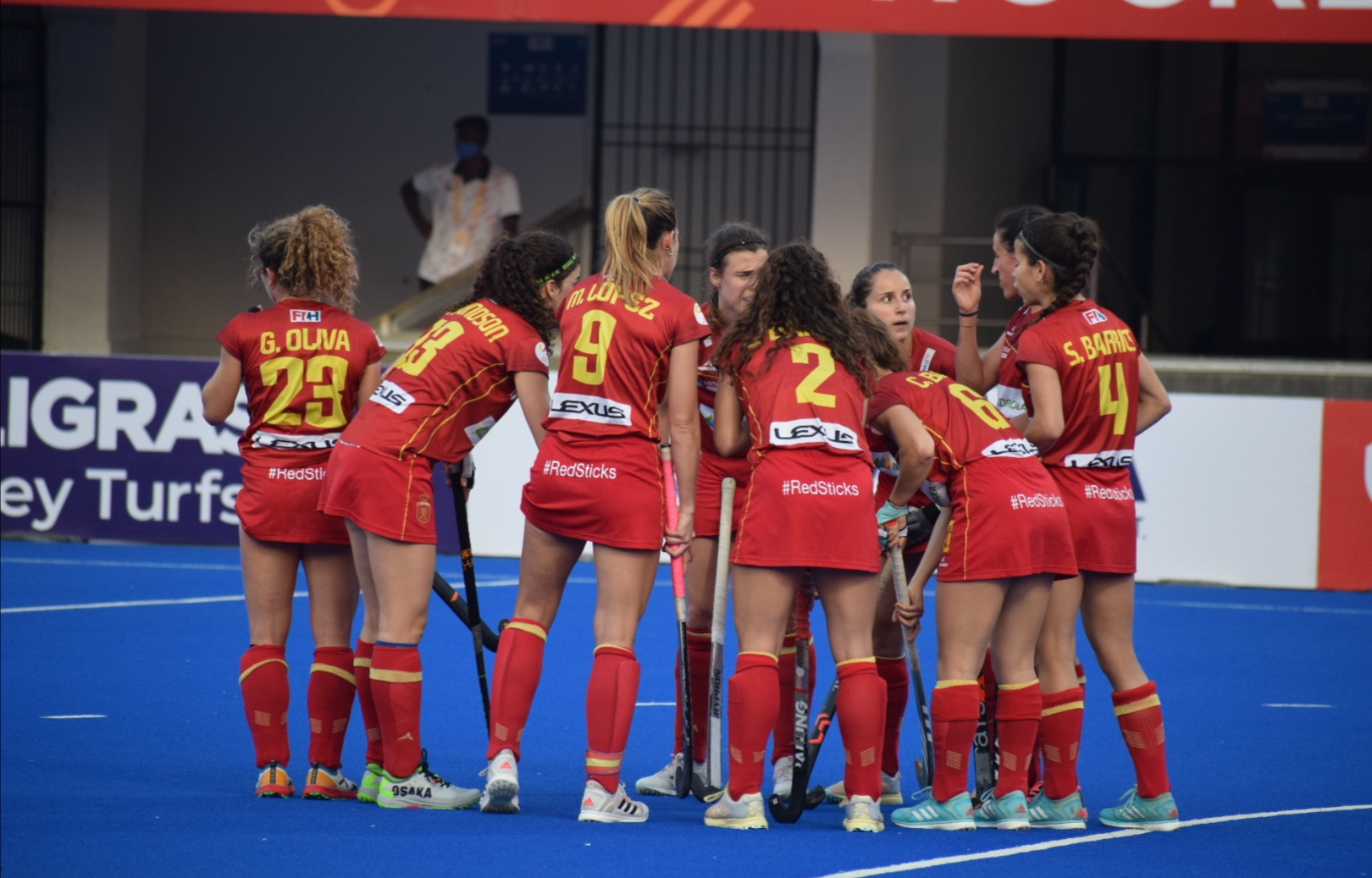 First points for China women; Belgium's outplay Spain; last gasp win for England men; and Las Leonas keep on winning