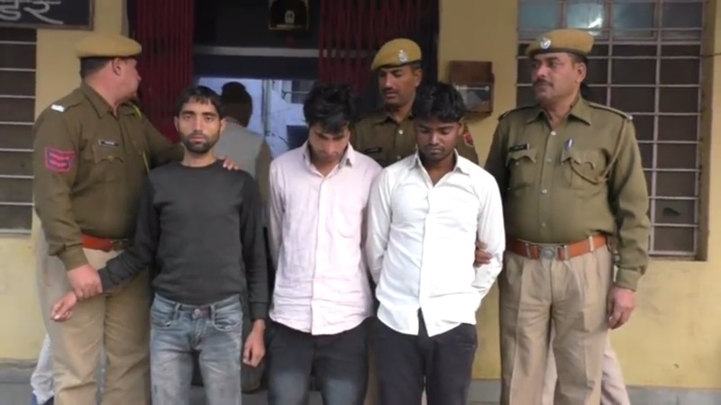 नक्सल क्षेत्र से पंजाब में बेचने के लिए अफीम ले जा रहे तीन तस्करों को पुलिस ने किया गिरफ्तार