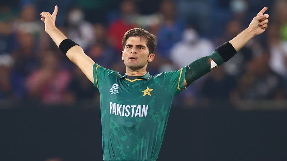 Shaheen Afridi receives the Sir Garfield Sobers Trophy as the ICC Men's Cricketer of the Year 2021