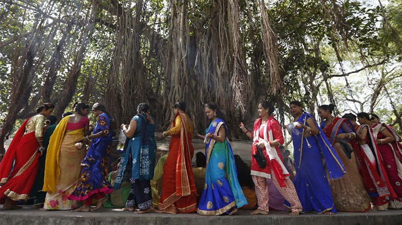 देशभर में सुहागिन महिलाएं आज कर रही हैं वट सावित्री की पूजा