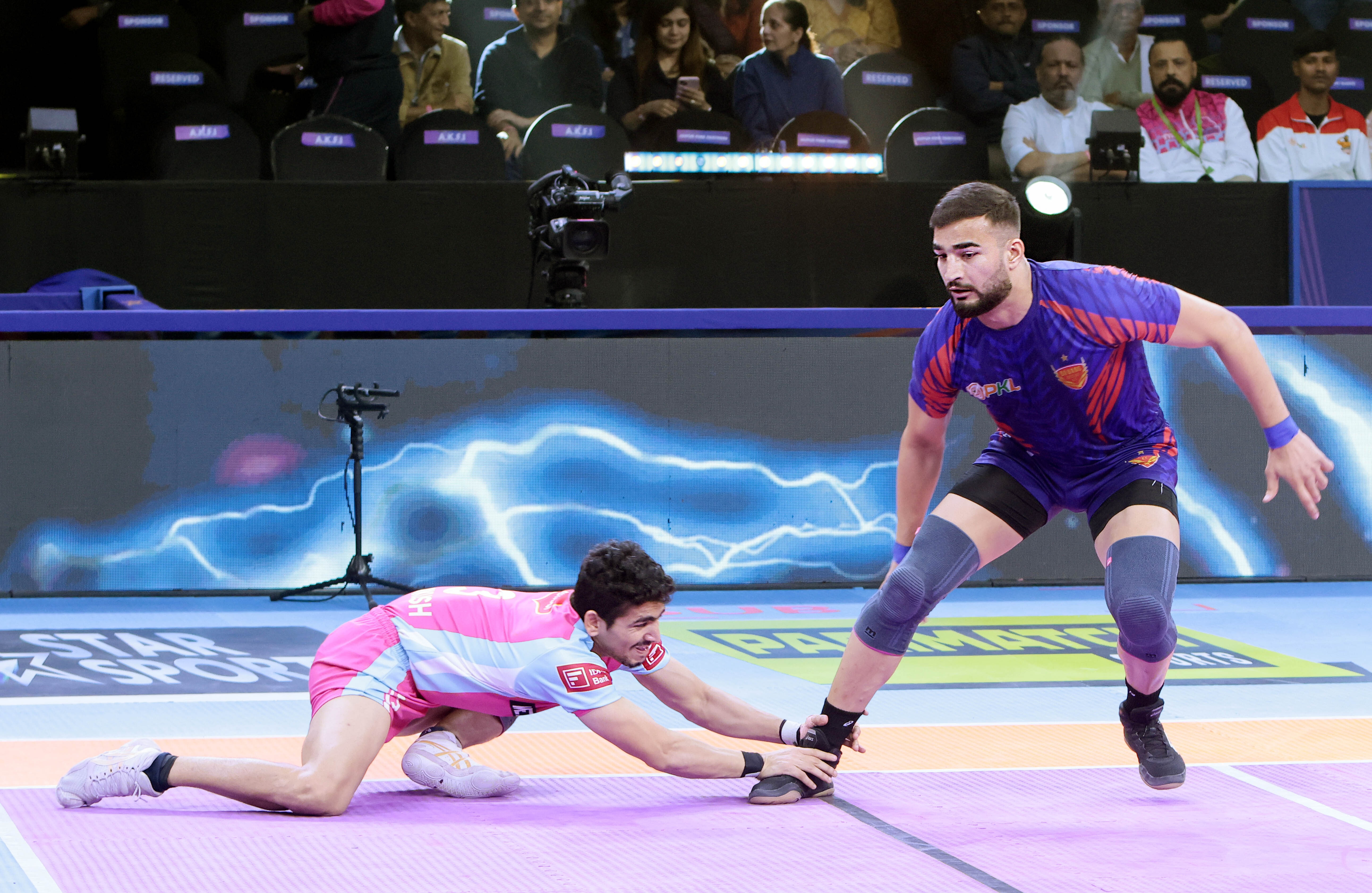 Dabang Delhi K.C. create new record for unbeaten matches in a single PKL season after narrow win over Jaipur Pink Panthers