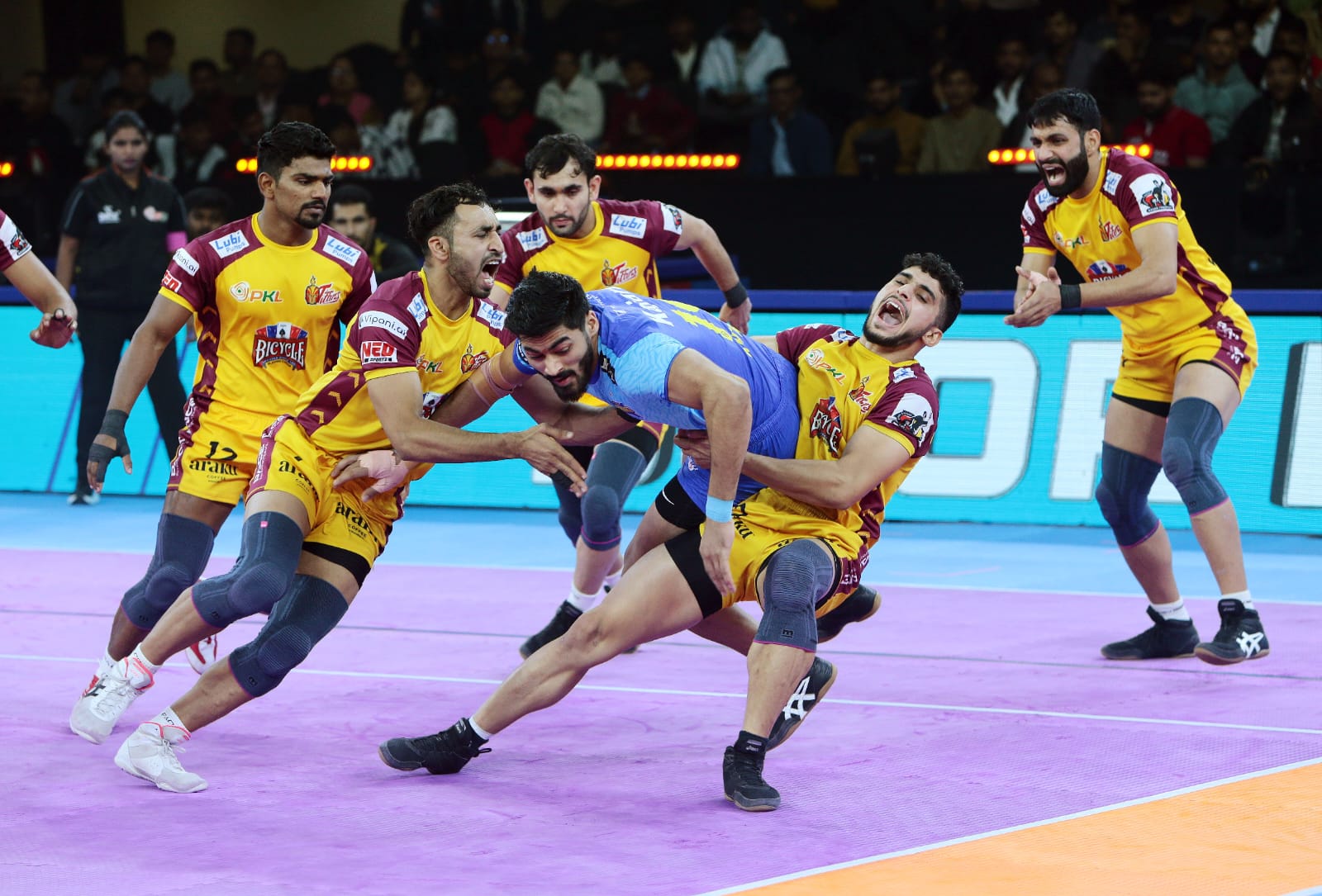 Another impressive performance from Vijay Malik takes Telugu Titans to third straight win and top of the league standings