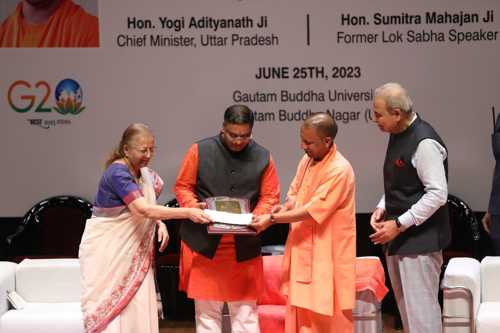 मुख्यमंत्री योगी आदित्यनाथ द्वारा हिन्दू जनजागृति समिति के रमेश शिंदे को प्रदान किया गया "सांस्कृतिक योद्धा पुरस्कार 2023"