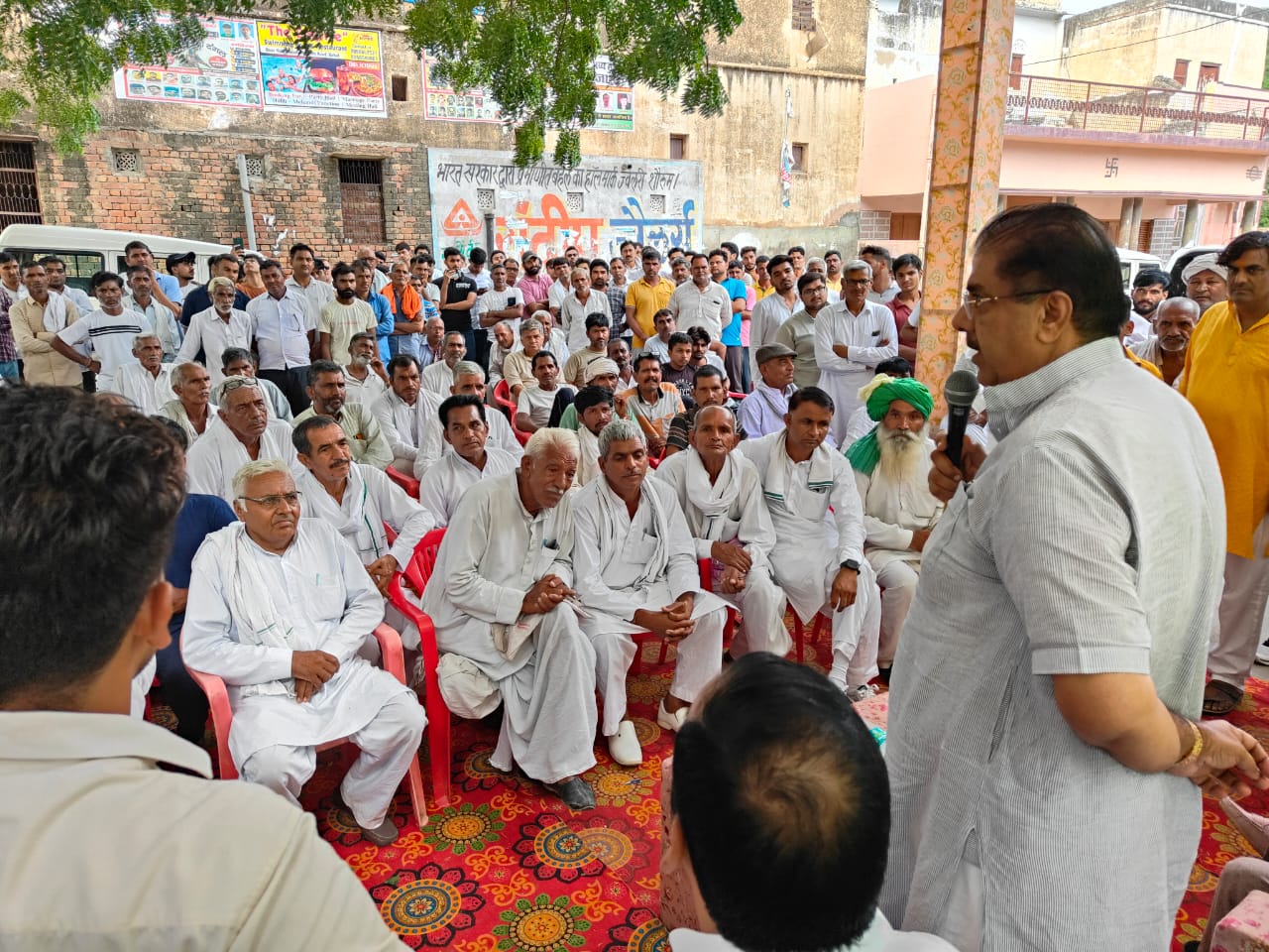 17 सितंबर को दादरी में होने वाली रैली का निमंत्रण देने विभिन्न गांवों में पहुंचे अजय चौटाला