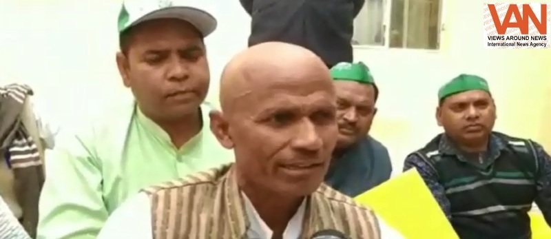 सर मुंडवा योगी को अपने बाल भेज किसानों ने किया प्र