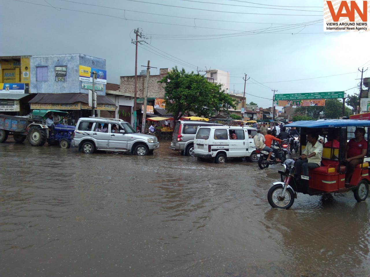 कृष्ण नगरी गोवर्धन पांच मिनट की बारिश के जलभराव से