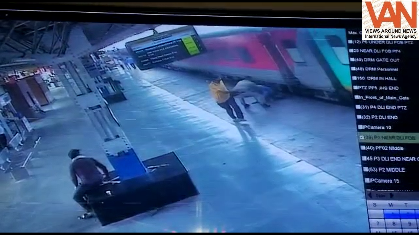कांस्टेबल ने बचाई रेलवे प्लेटफॉर्म पर दो यात्रियों