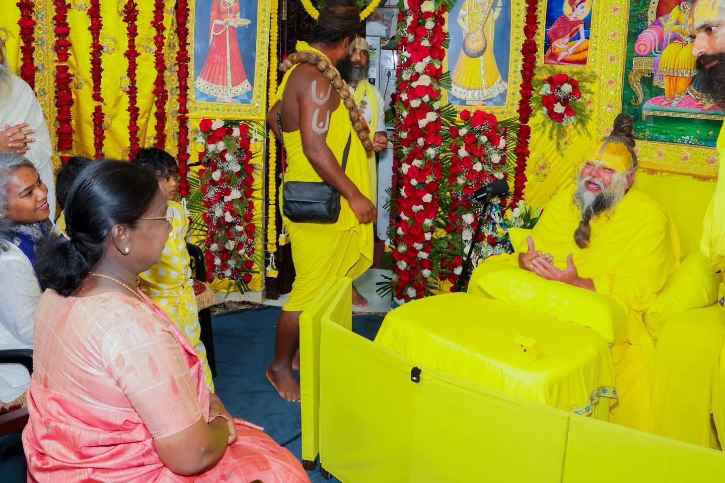 राष्ट्रपति मुर्मू ने वृंदावन में किए संत प्रेमानंद महाराज के दर्शन