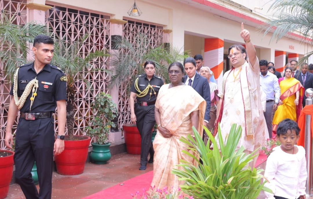 राष्ट्रपति द्रौपदी मुर्मू पहुंची बाबा नींव करोरी समाधि स्थल