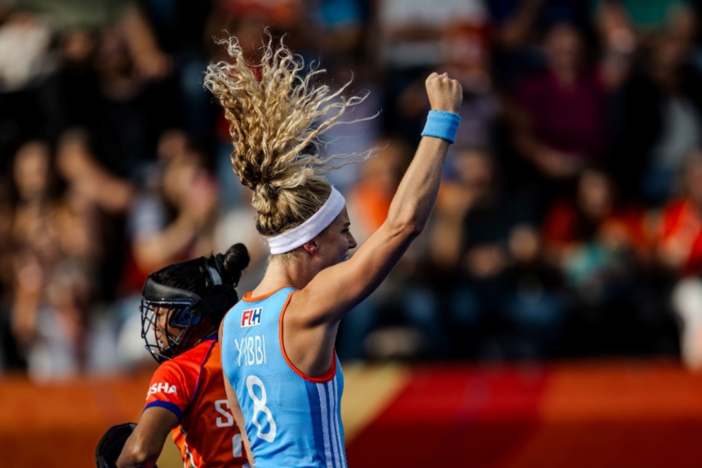 Dutch delight as defending champions sail through to semi-finals