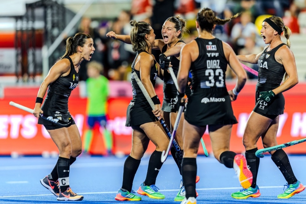 Las Leonas book semi-final ticket as race to final four intensifies