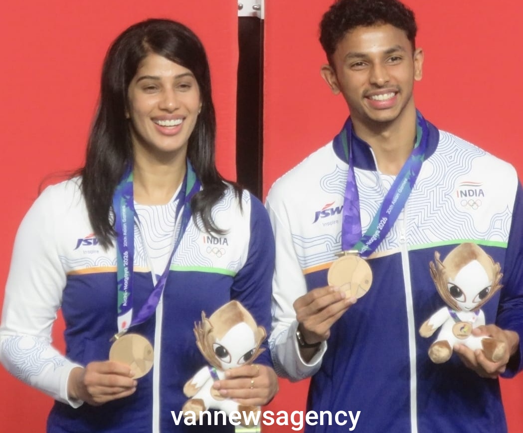 Joshna Chinappa and Velavan Senthilkumar secured bronze for India in Squash