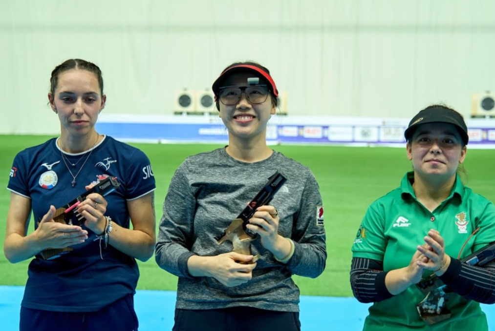 Teh Xiu Yi holds off Fourre to win 25m Pistol Women gold