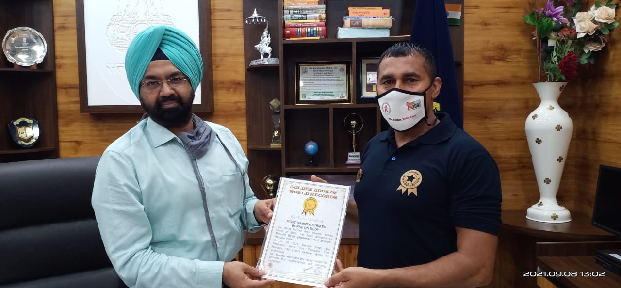 विश्व स्तर पर अलग पहचान बनाने वाले स्टील मैन पहलवान बिजेेंद्र सिंह को उपायुक्त ने किया सम्मानित