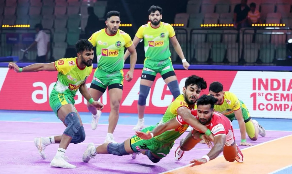 Shadloui’s all-round performance and Super Sub Himanshu’s Super 10 guides Gujarat Giants to crucial victory against Patna Pirates