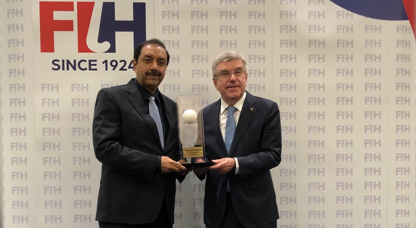 FIH President Tayyab Ikram presents IOC Honorary President Thomas Bach with the FIH Lifetime Achievement Award