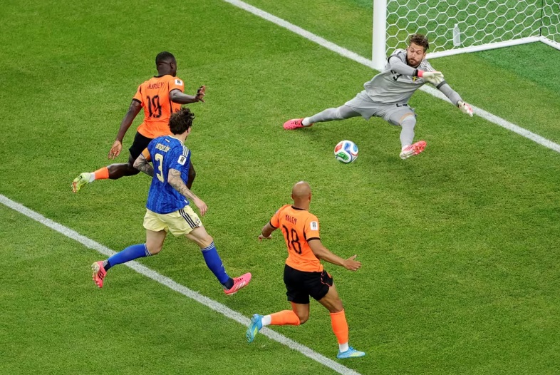 The Orange put on a five-star show in this all-European encounter to leapfrog their opponents into top spot